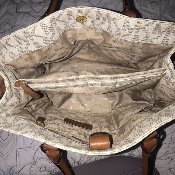 Michael Kors Hamilton Large Signature Bag - Picture 3 of 4